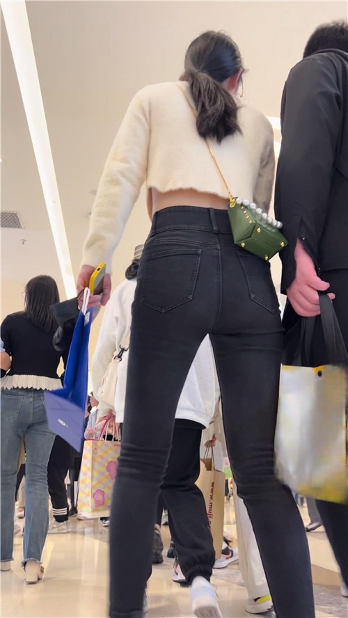 黑色紧牛妹子[458M/MP4]