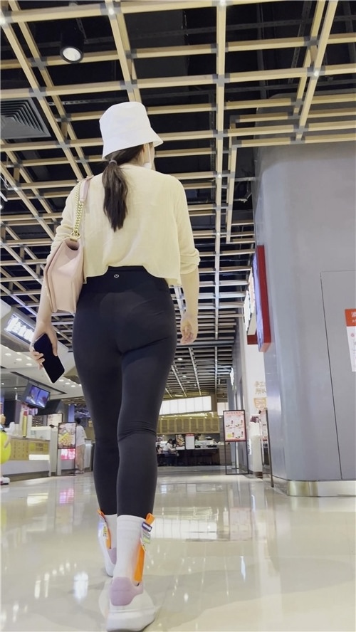 高挑的气质黑裤美女[6.57G/MP4]