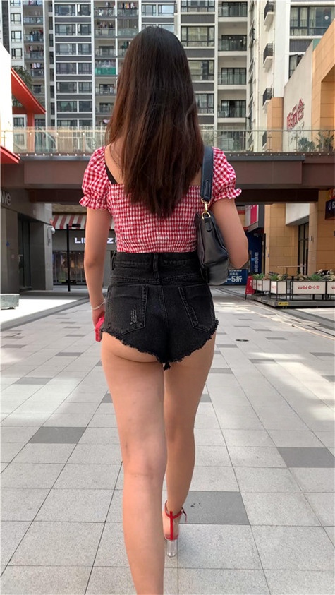 （视频）黑色热裤大长腿小姐姐 [10.54G/MP4]