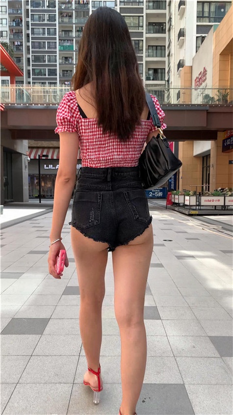 （视频）黑色热裤大长腿小姐姐 [10.54G/MP4]