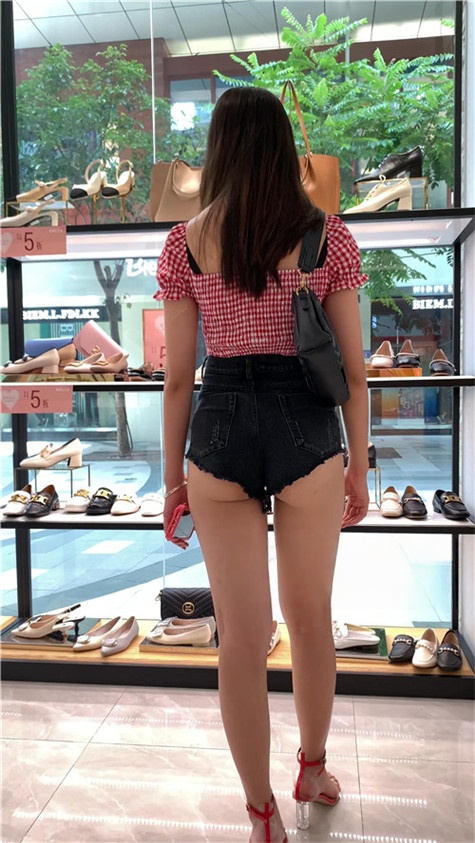 （视频）黑色热裤大长腿小姐姐 [10.54G/MP4]