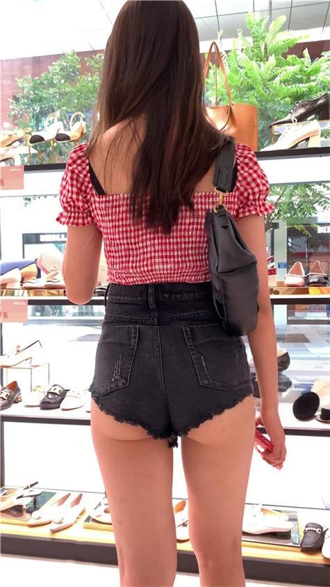 （视频）黑色热裤大长腿小姐姐 [10.54G/MP4]