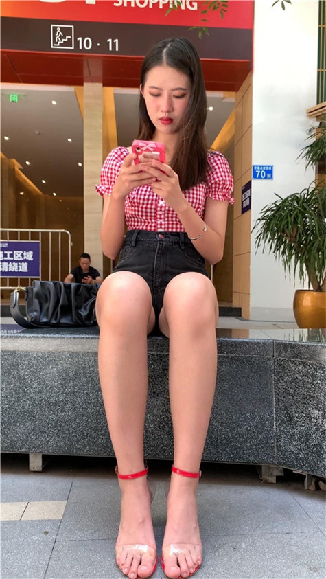 （视频）黑色热裤大长腿小姐姐 [10.54G/MP4]