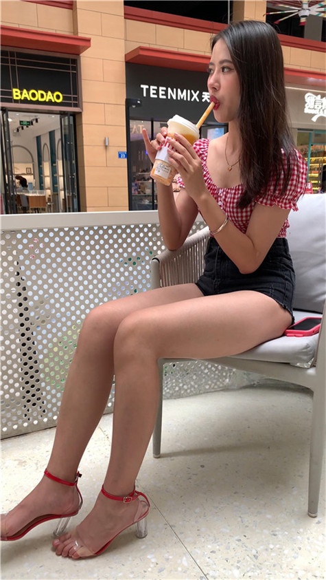 （视频）黑色热裤大长腿小姐姐 [10.54G/MP4]