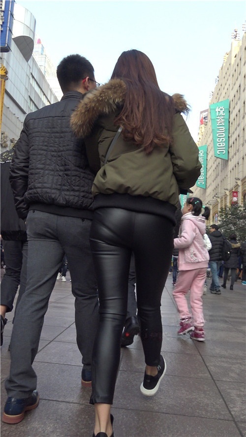 漂亮的超紧皮裤美女《二》[671M/MP4]