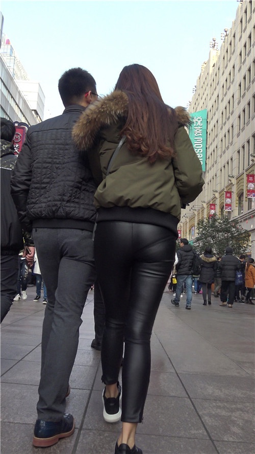 漂亮的超紧皮裤美女《二》[671M/MP4]