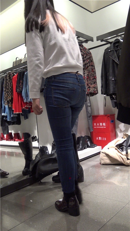 买鞋的牛仔紧身裤妹子《二》[857M/MP4]