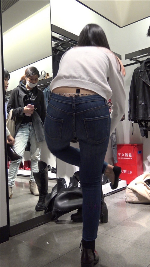 买鞋的牛仔紧身裤妹子《二》[857M/MP4]