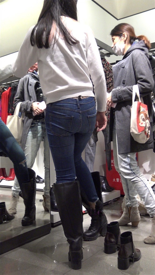 买鞋的牛仔紧身裤妹子《二》[857M/MP4]