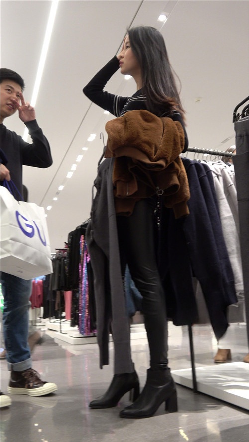 选衣服的紧身皮裤美女《一》[2.19G/MP4]