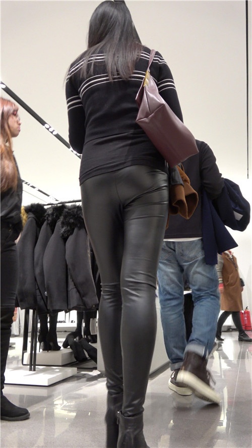 选衣服的紧身皮裤美女《一》[2.19G/MP4]