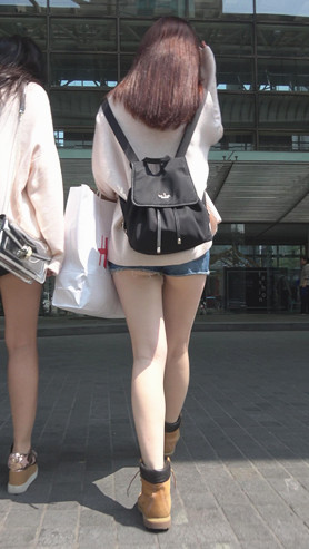 白嫩美腿短裤美女[2.26G/MP4]