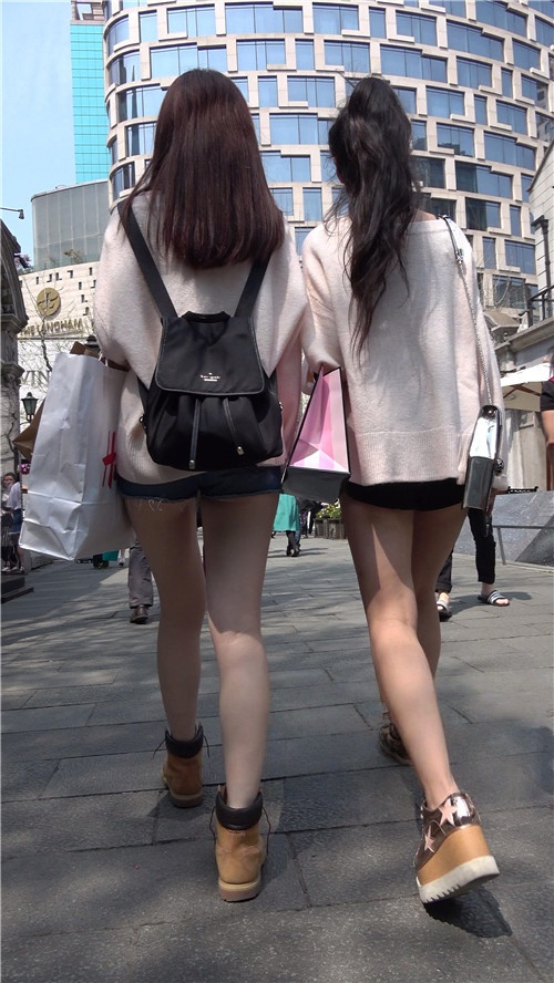 白嫩美腿短裤美女[2.26G/MP4]