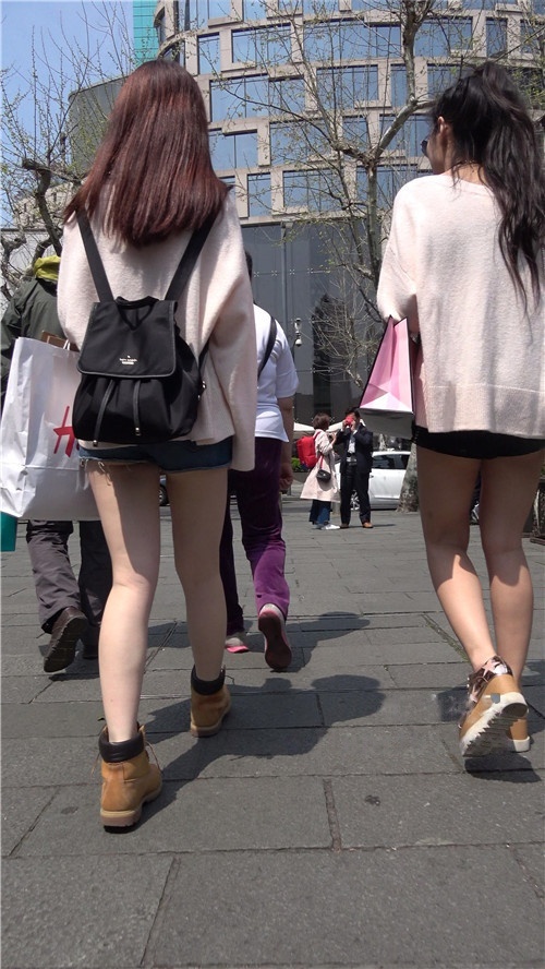 白嫩美腿短裤美女[2.26G/MP4]