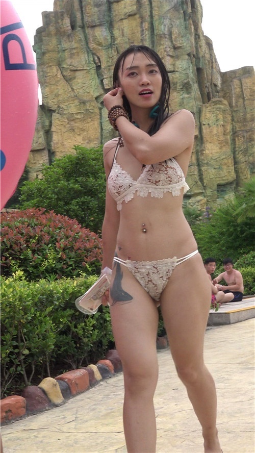 丰腴的比基尼美女《一》[1.54G/MP4]