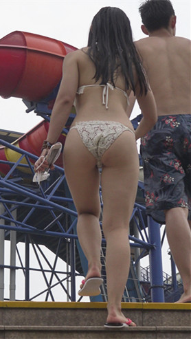 丰腴的比基尼美女《一》[1.54G/MP4]