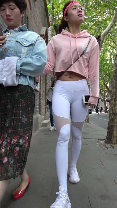 白裤紧身长腿美女[1.36G/MP4]