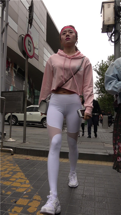 白裤紧身长腿美女[1.36G/MP4]