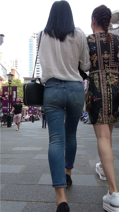 紧身牛仔裤圆润美屯美女《一》[1.57G/MP4]