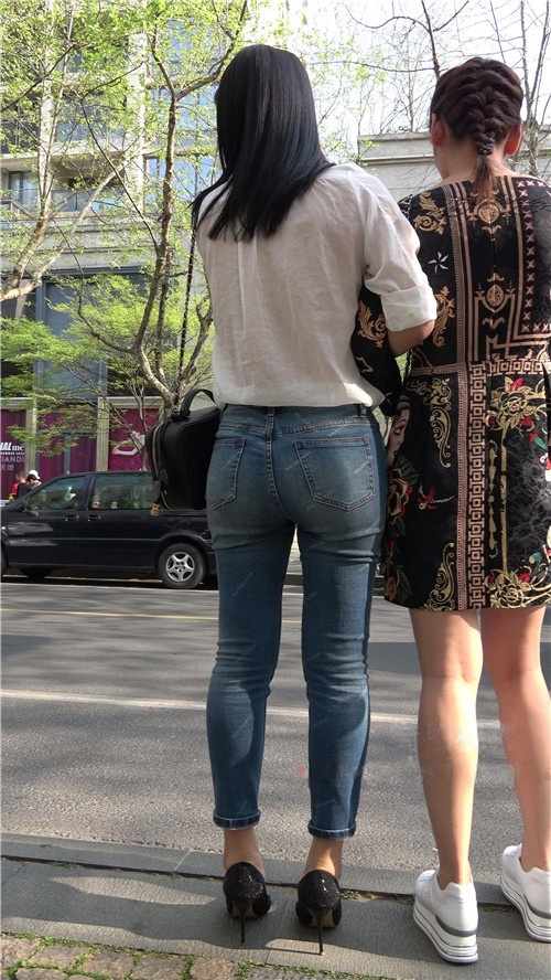 紧身牛仔裤圆润美屯美女《二》[1.29G/MP4]