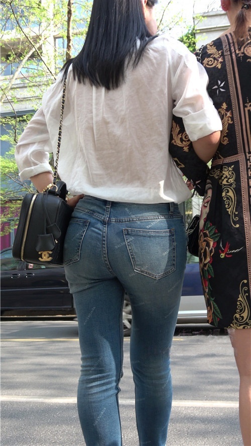 紧身牛仔裤圆润美屯美女《二》[1.29G/MP4]