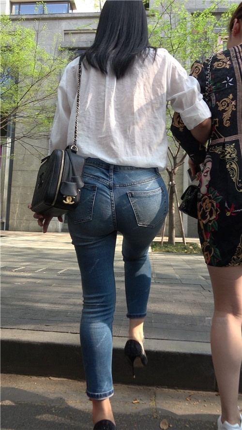 紧身牛仔裤圆润美屯美女《二》[1.29G/MP4]