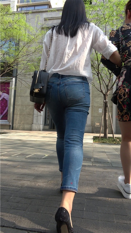 紧身牛仔裤圆润美屯美女《二》[1.29G/MP4]