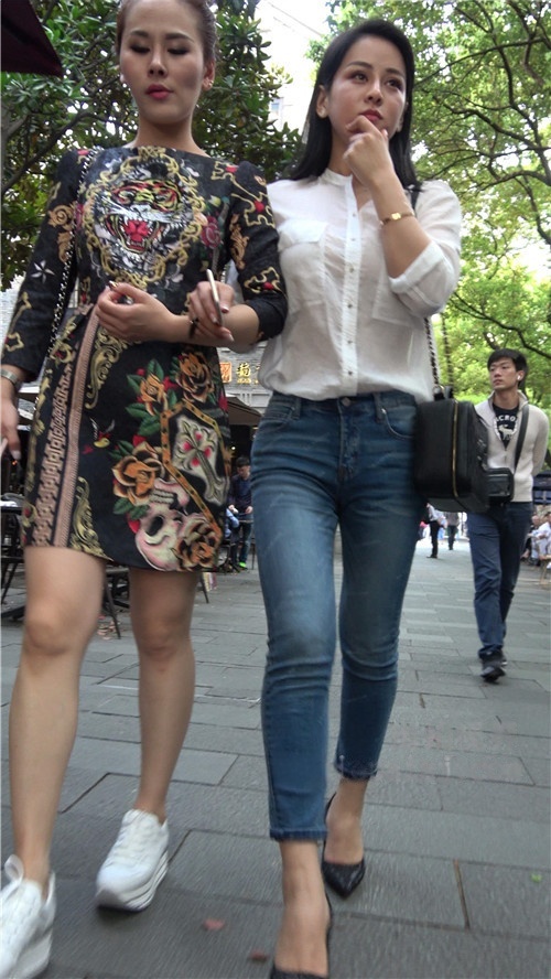 紧身牛仔裤圆润美屯美女《二》[1.29G/MP4]