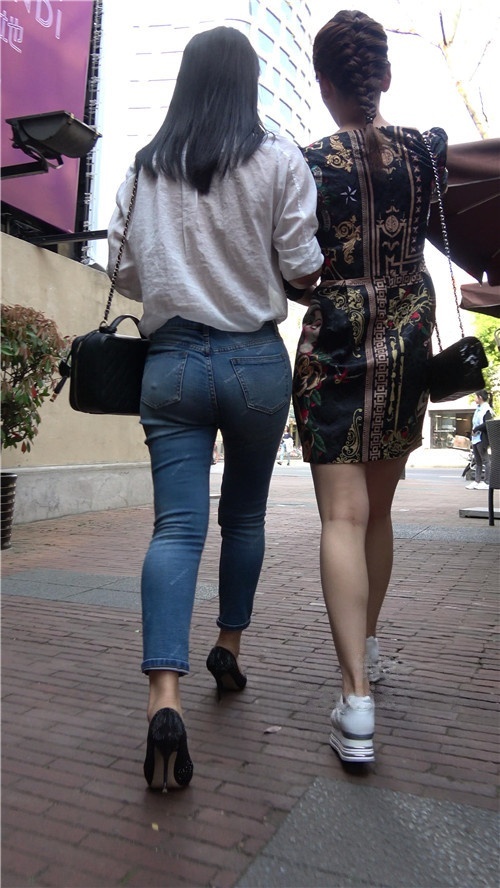 紧身牛仔裤圆润美屯美女《二》[1.29G/MP4]