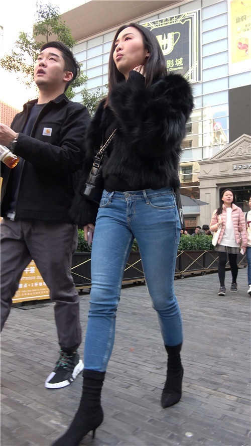 漂亮的牛仔紧身裤美女[1.22G/MP4]