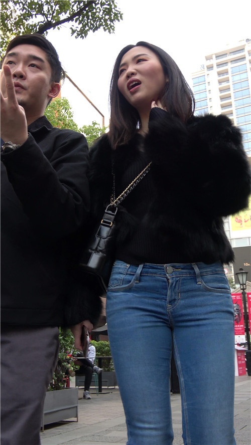 漂亮的牛仔紧身裤美女[1.22G/MP4]