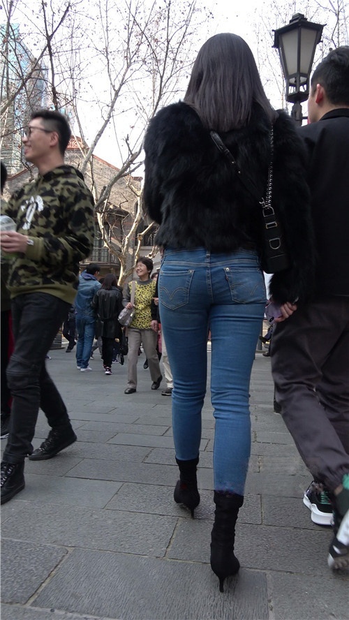 漂亮的牛仔紧身裤美女[1.22G/MP4]