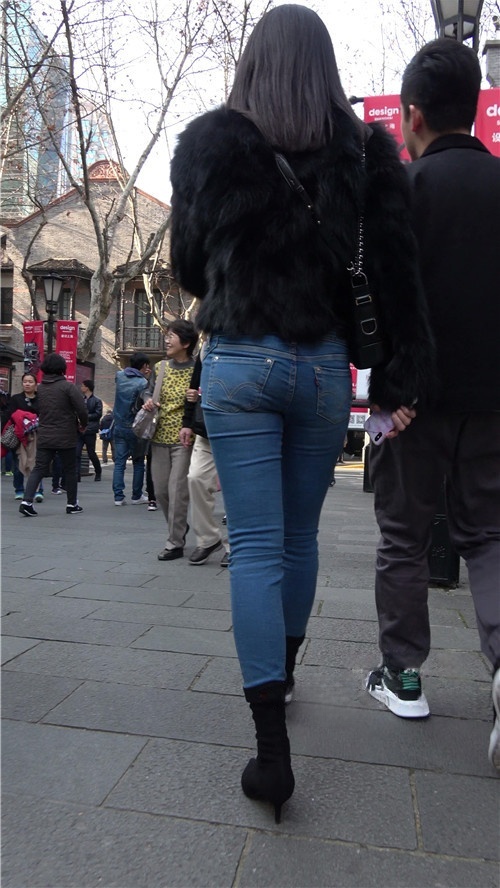 漂亮的牛仔紧身裤美女[1.22G/MP4]