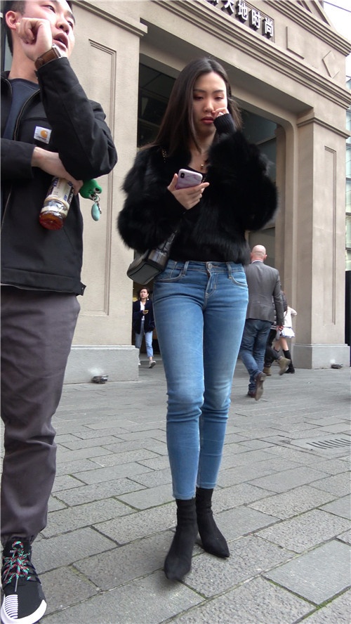 漂亮的牛仔紧身裤美女[1.22G/MP4]