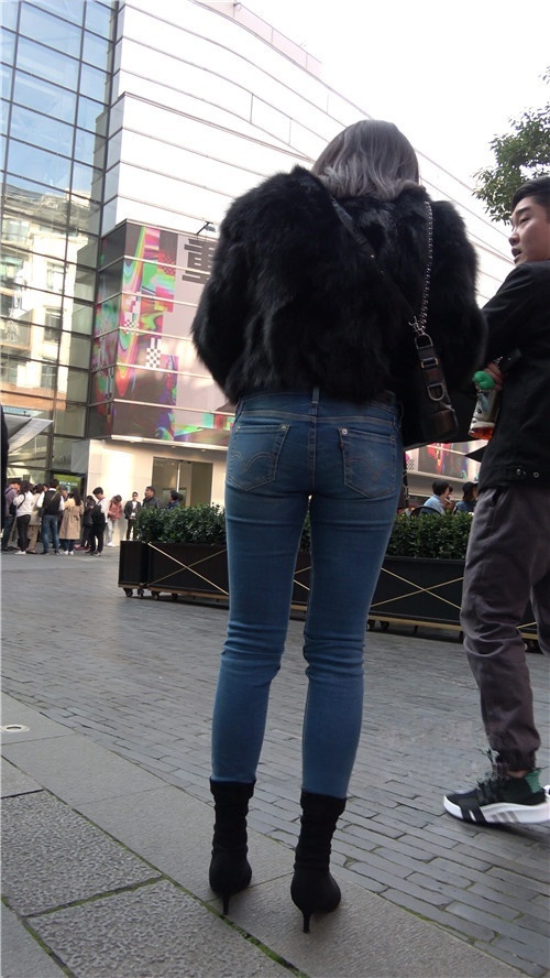 漂亮的牛仔紧身裤美女[1.22G/MP4]