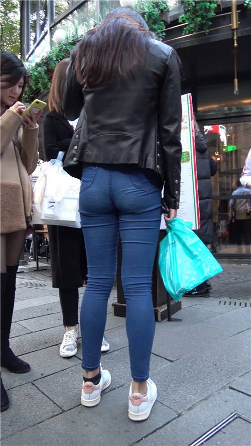 街拍长腿紧身牛仔裤美女[1.65G/MP4]