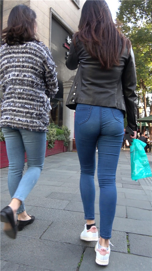 街拍长腿紧身牛仔裤美女[1.65G/MP4]