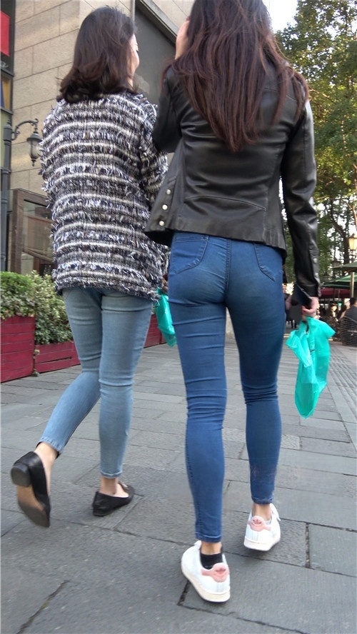 街拍长腿紧身牛仔裤美女[1.65G/MP4]