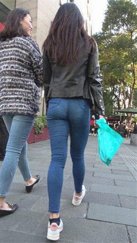 街拍长腿紧身牛仔裤美女[1.65G/MP4]