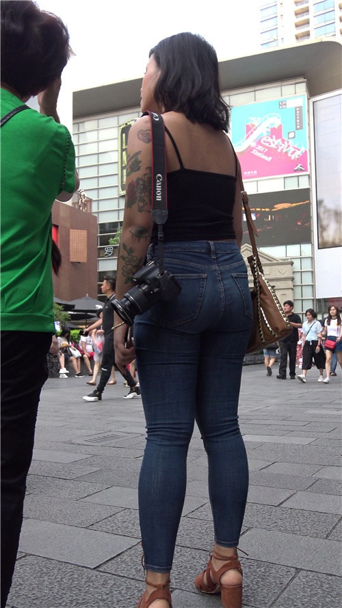 丰腴的紧身牛仔裤妹子[1.3G/MP4]