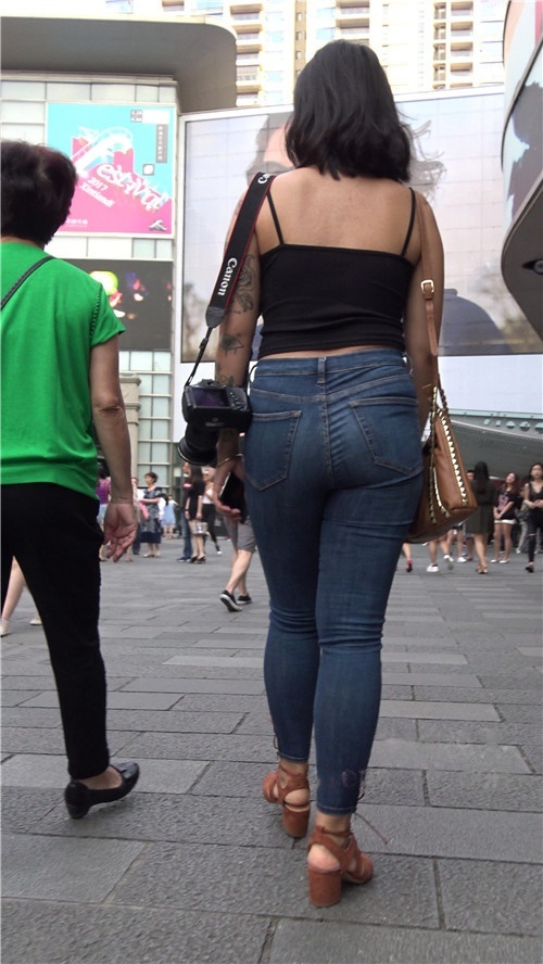 丰腴的紧身牛仔裤妹子[1.3G/MP4]