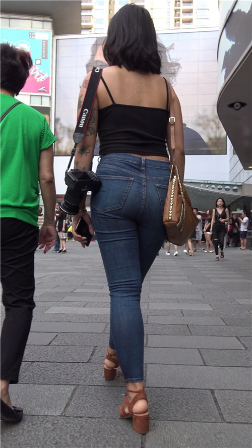 丰腴的紧身牛仔裤妹子[1.3G/MP4]