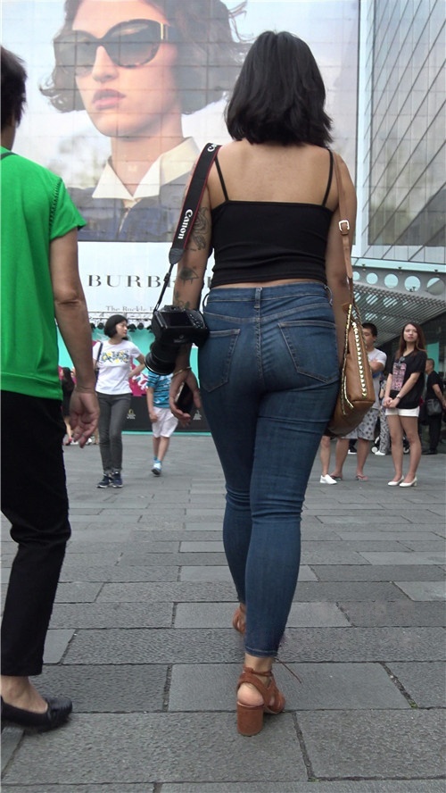 丰腴的紧身牛仔裤妹子[1.3G/MP4]