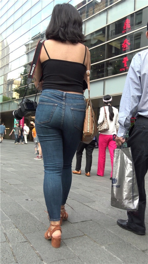 丰腴的紧身牛仔裤妹子[1.3G/MP4]