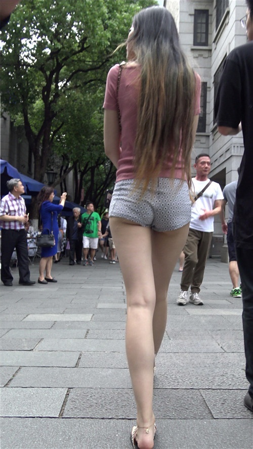 长发短裤月牙美女[1.01G/MP4]