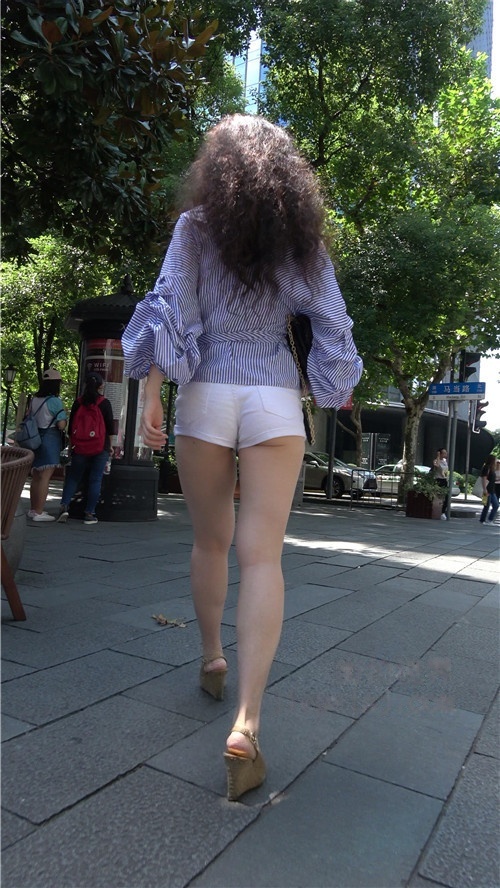 长腿白热裤妹子[1.54G/MP4]