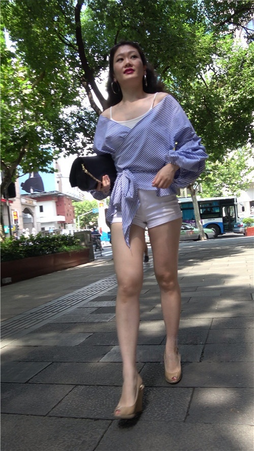 长腿白热裤妹子[1.54G/MP4]