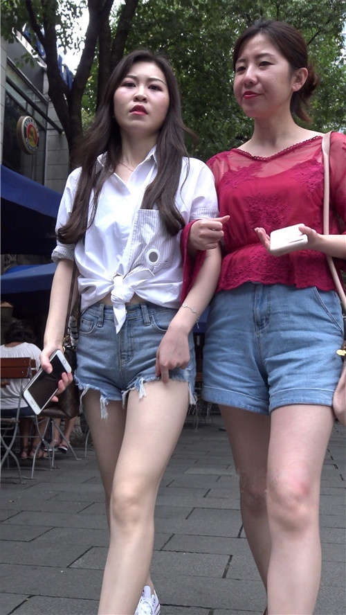街拍牛仔短裤美女[1.26G/MP4]