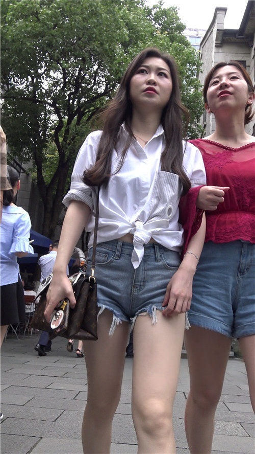 街拍牛仔短裤美女[1.26G/MP4]