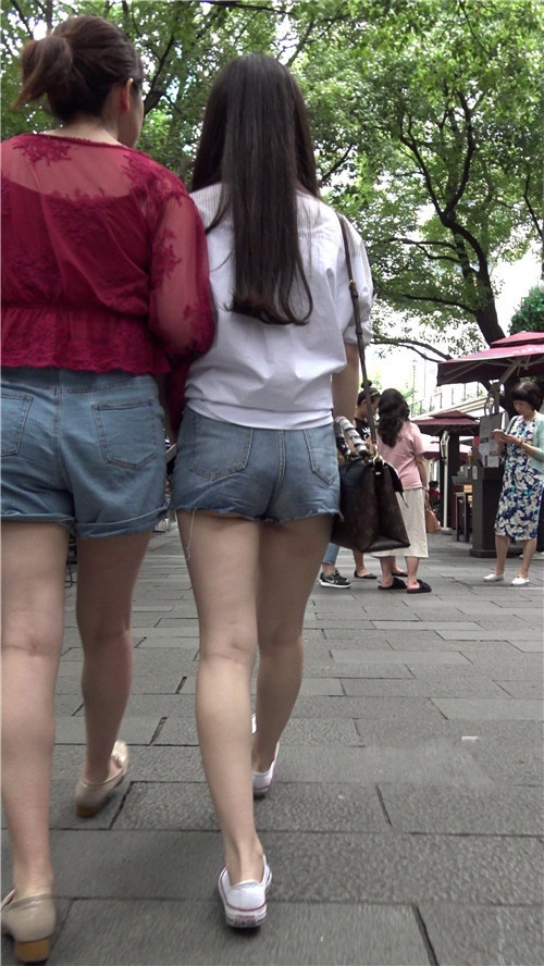 街拍牛仔短裤美女[1.26G/MP4]